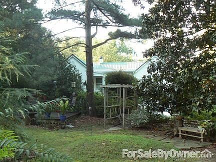 BACK VIEW : A great place to relax. On one of the 2 decks. Enter the yard through an arbor.