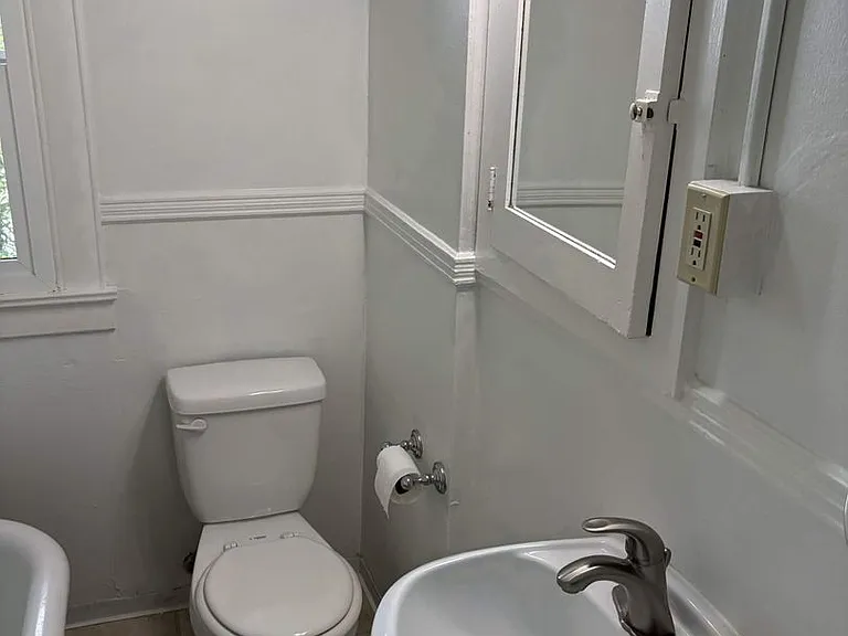 220 Belmont Ave E — Photo 27