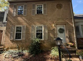 9902 Kingsbridge Dr, Fairfax, VA 22031