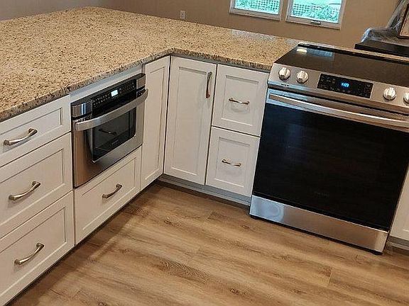5th image of 187 Camelot Dr