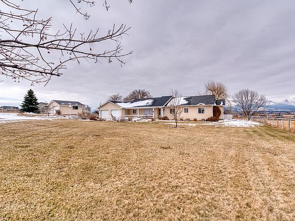 3rd image of 633 Warbler Ln
