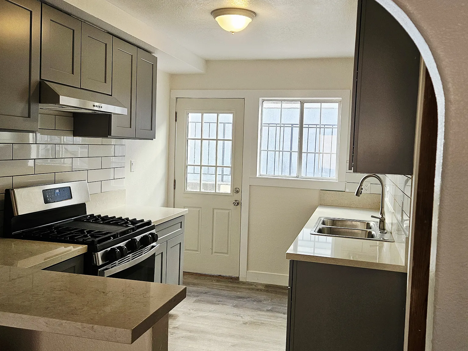 2 bed, 1100 sqft, $3,300 — Photo 4