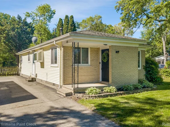 2742 Campers Dr, Highland, MI 48356