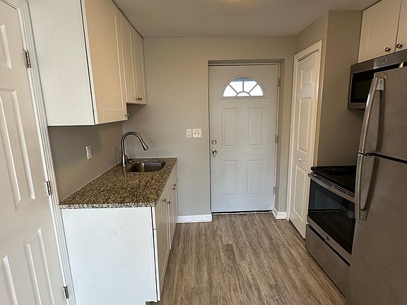 4th image of 129 Cosey Beach Ave #B3c