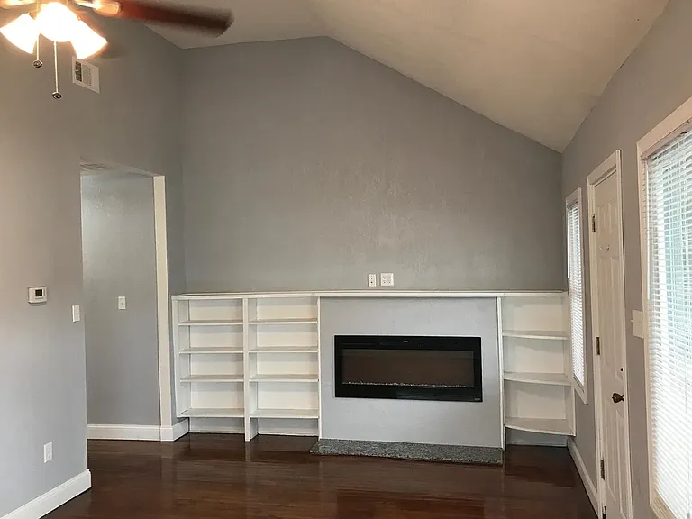 121 W Linn St — Photo 2