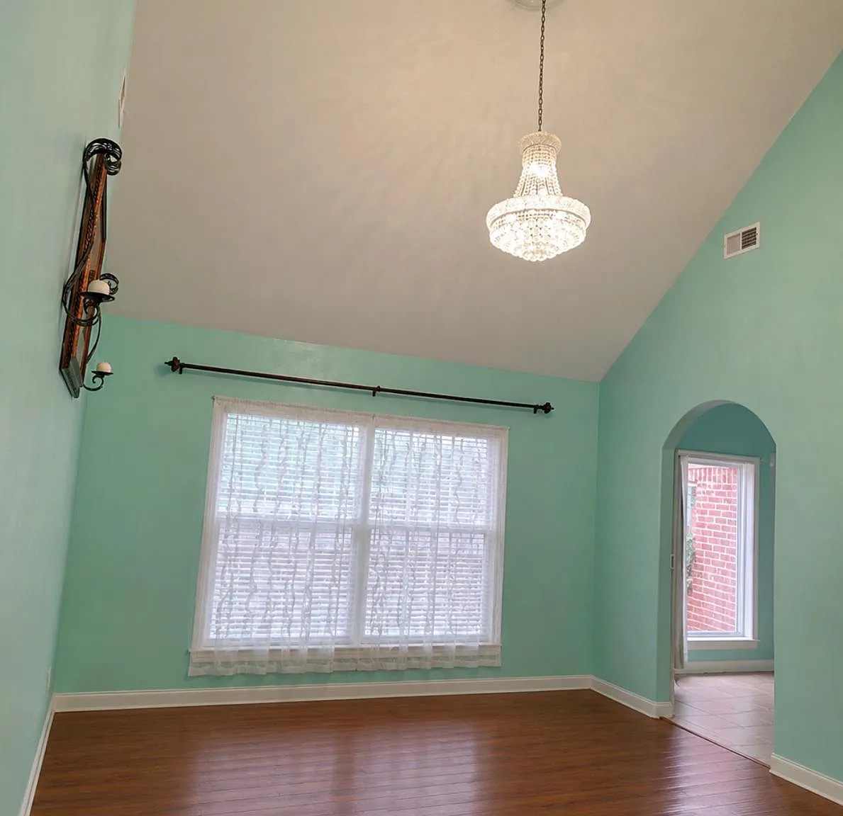 4 bed, 3300 sqft, $3,000 — Photo 2