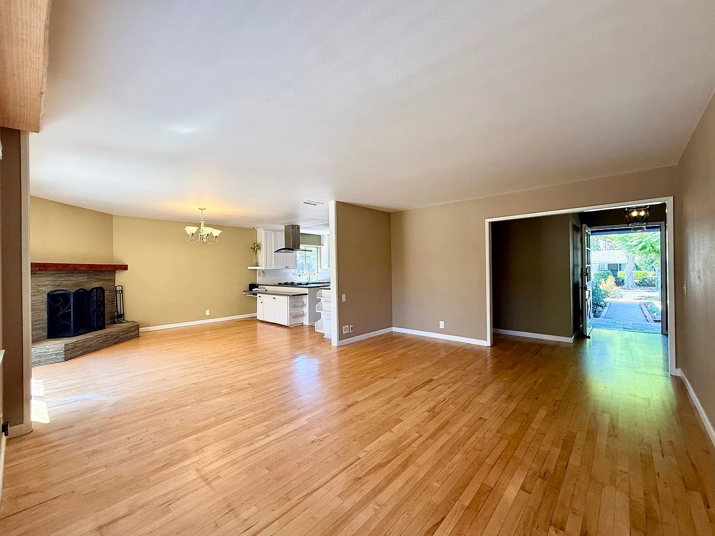 Cheerful Coastal Blue 4-Bedroom Home with A/C & Large Backyard — Photo 3