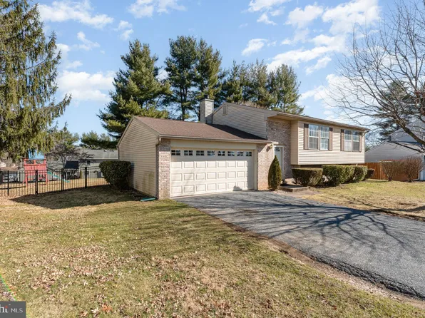 817 Briarwood Ln, Camp Hill, PA 17011