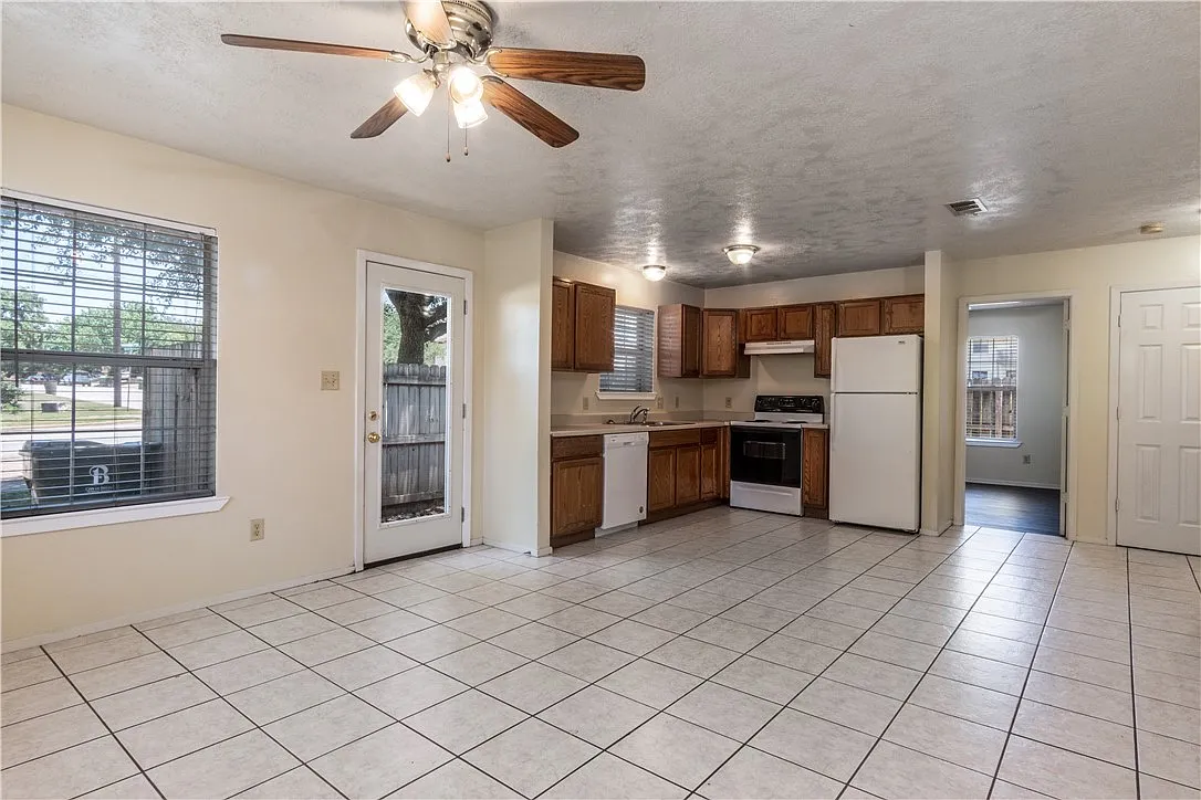 3 bed, 1147 sqft, $1,475 — Photo 2
