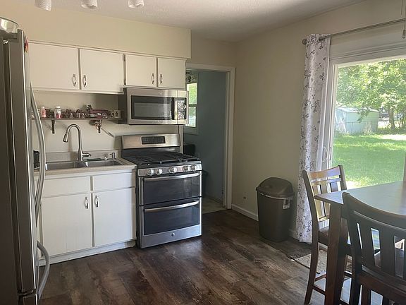 3rd image of 413 Standish Dr