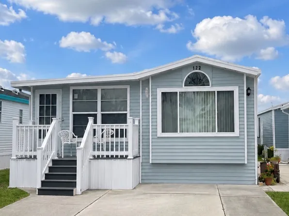 122 Caravan Cir, North Fort Myers, FL 33903