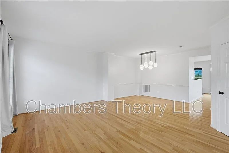 3 bed, 3.5 bath, 2185 sqft, $3,100 — Photo 4
