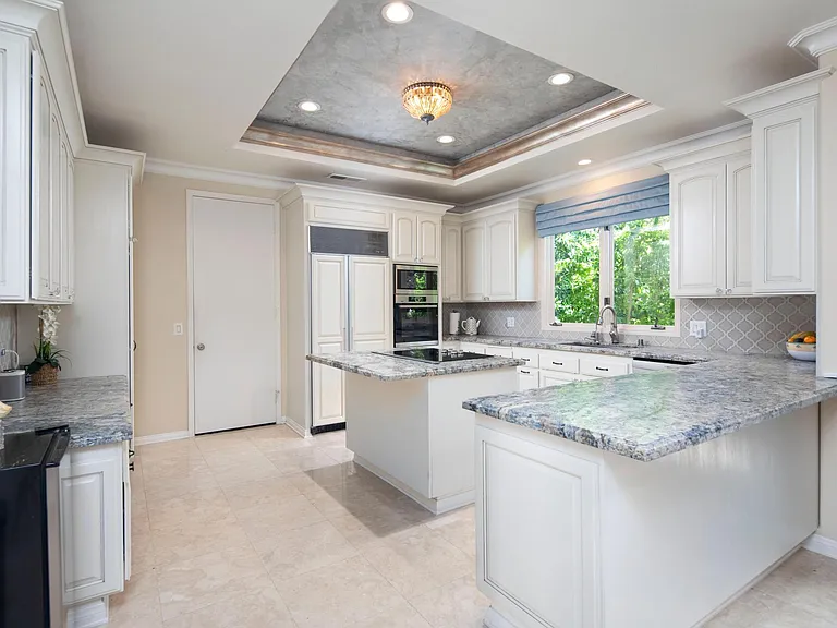 Large kitchen area fully equipped