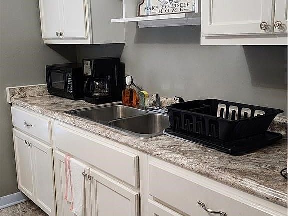 5th image of 120 Charlotte Dr