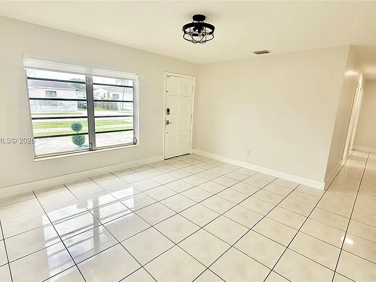 11952 SW 37th Ter — Photo 2