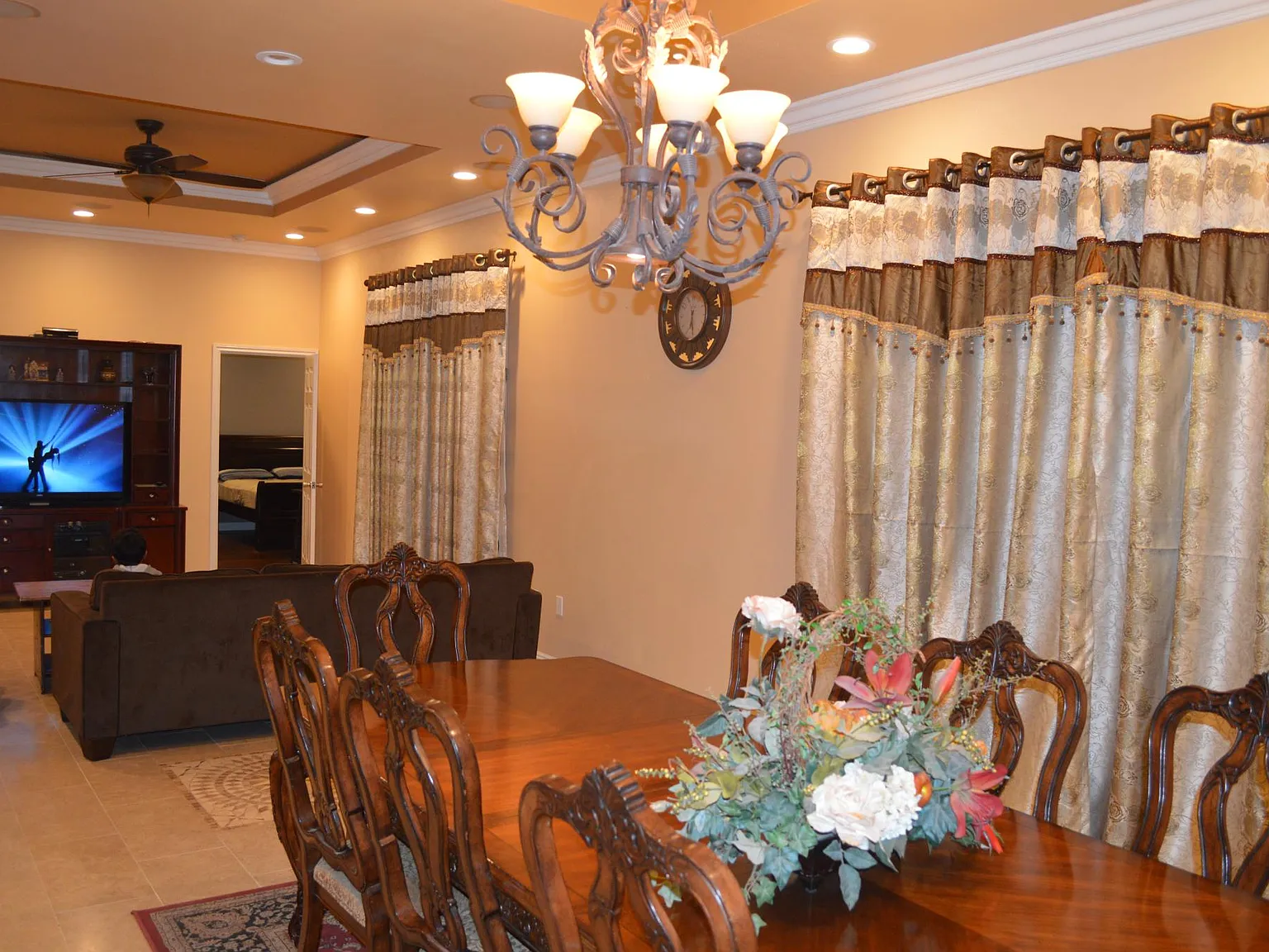 5 bed, 2479 sqft, $5,995 — Photo 4