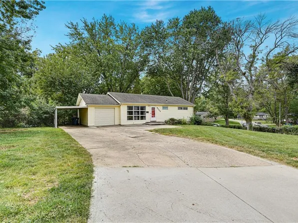 8000 Reeds Rd, Prairie Village, KS 66208