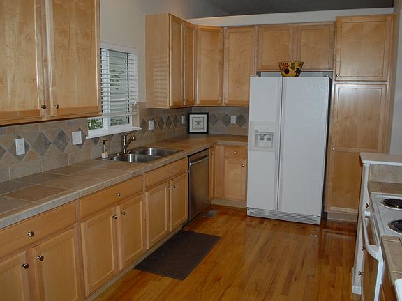 Kitchen, tile, maple cabs
