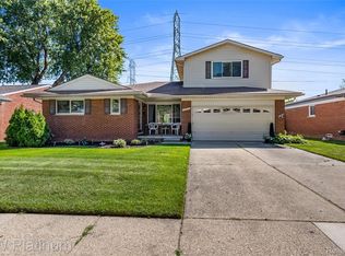 29820 Palomino Dr, Warren, MI 48093