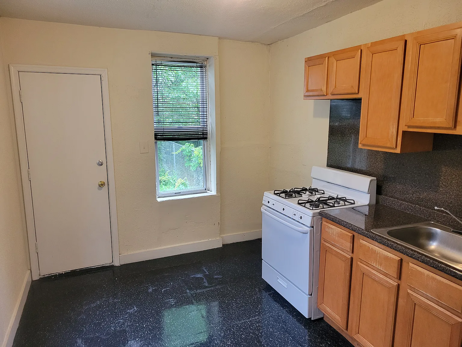 3 bed, 1284 sqft, $1,995 — Photo 4
