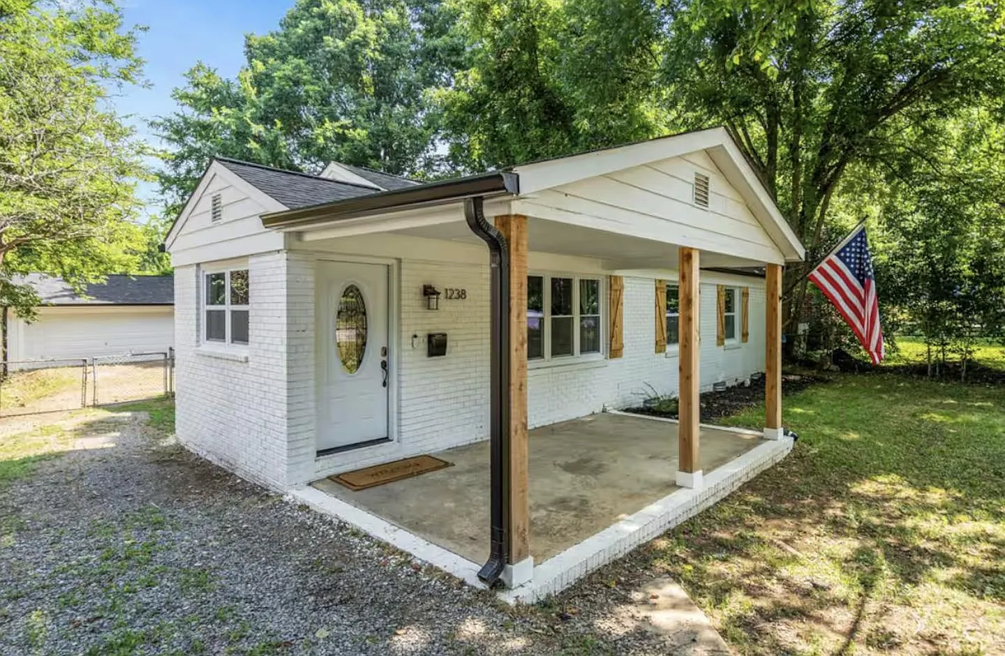 3 bed, 2.0 bath, 1300 sqft, $1,118 — Photo 2