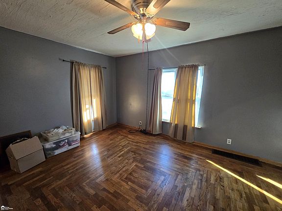 5th image of 402 W Perry St