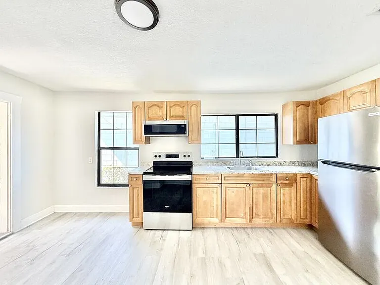 2425 Auburn St S — Photo 8