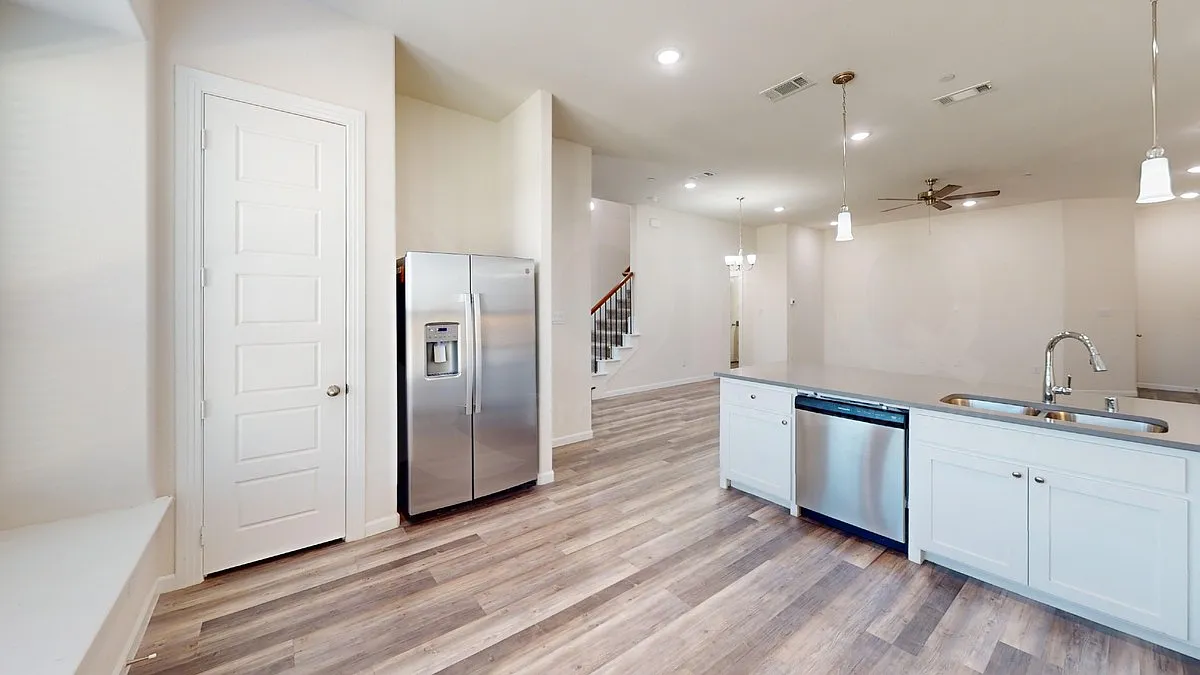 4 bed, 2.5 bath, 2159 sqft, $2,449 — Photo 4