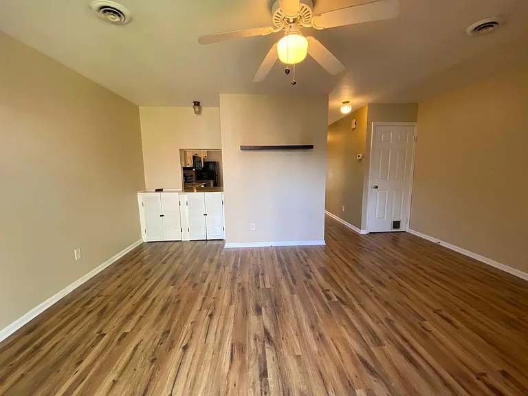 623 E Walnut St — Photo 8
