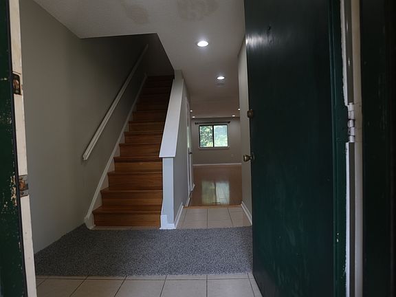 3rd image of 65 Hampshire Dr