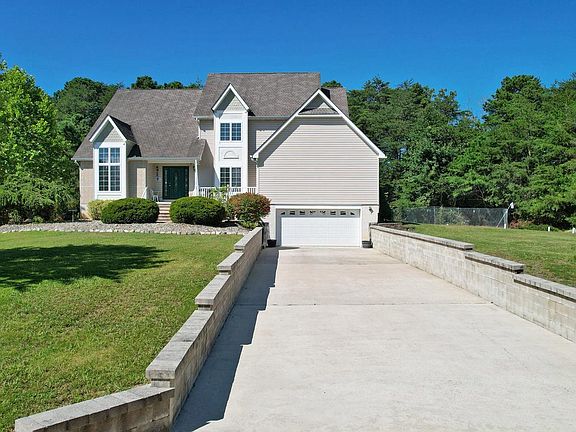 2nd image of 892 Hogbin Rd