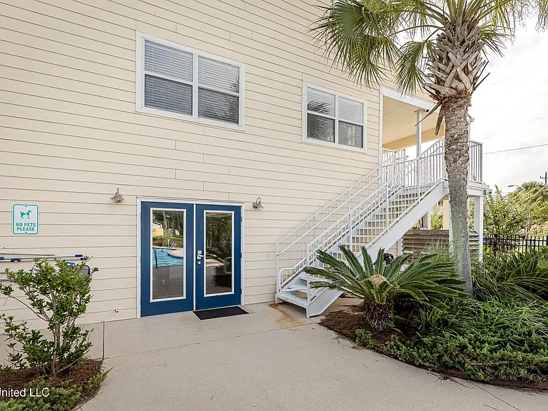 2421 Beachview Dr — Photo 46