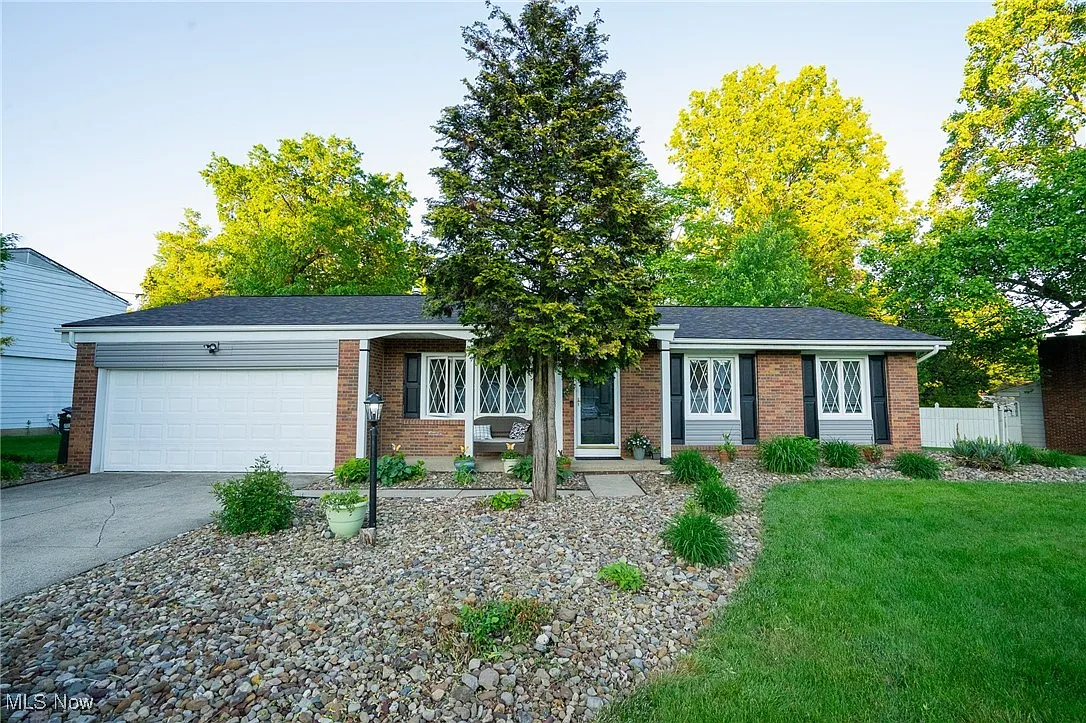 489 Green Meadow Dr photo 1