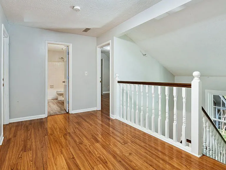 1445 Oakridge Cir — Photo 9