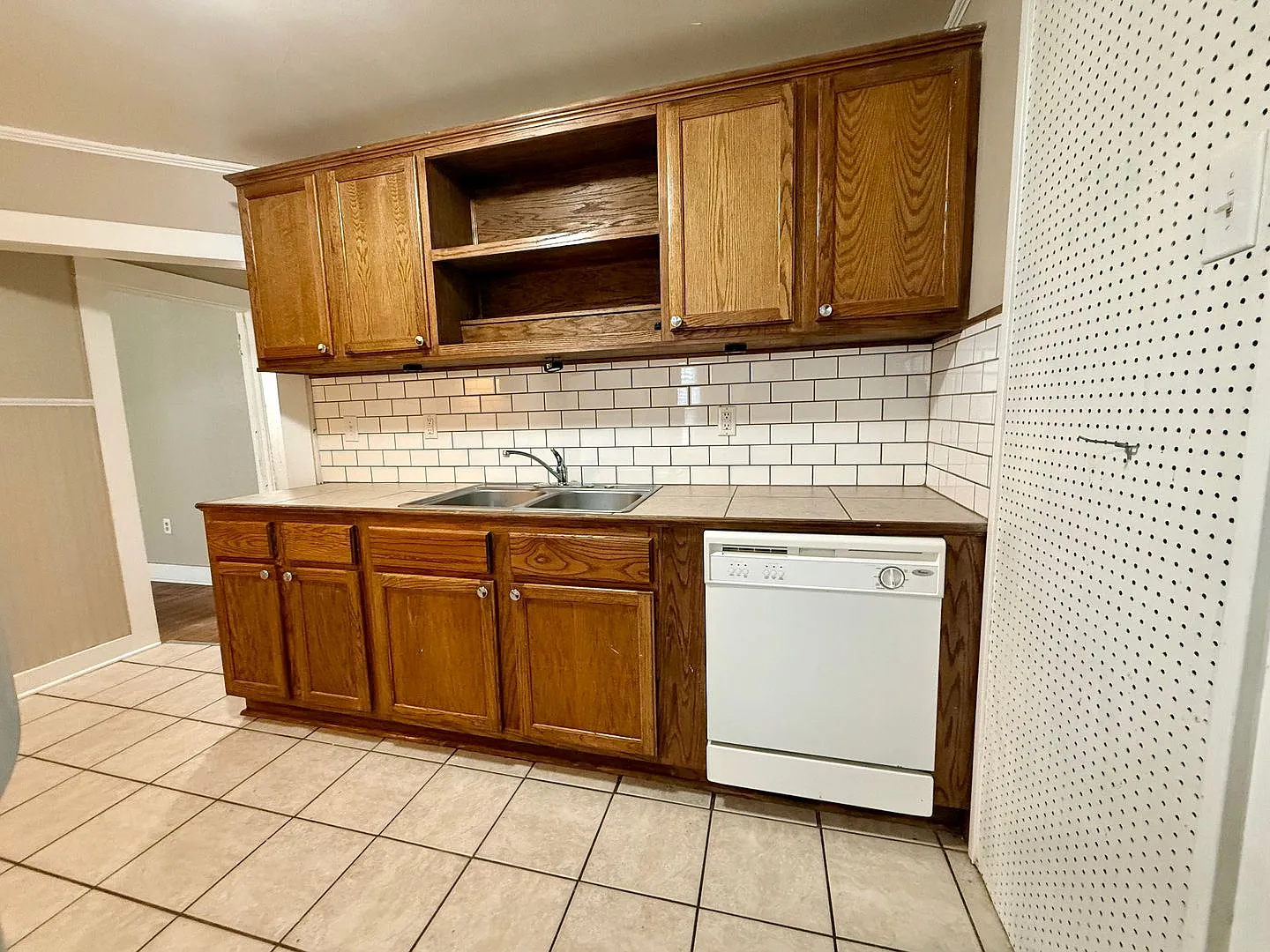 Charming 2 Bedroom 1 Bathroom Home for Rent! — Photo 3