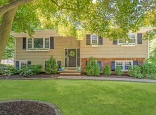 11 Iroquois Ave, Oakland, NJ 07436