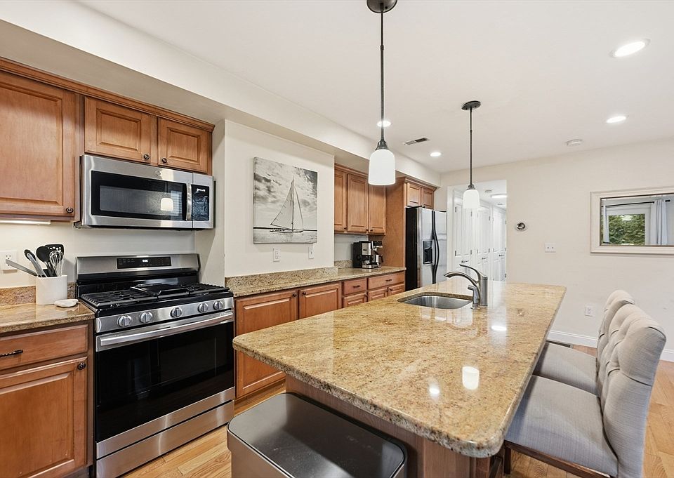 1st image of 840 E 4th St APT 1