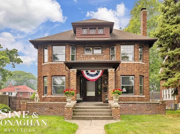 979 Lakepointe St, Grosse Pointe Park, MI 48230