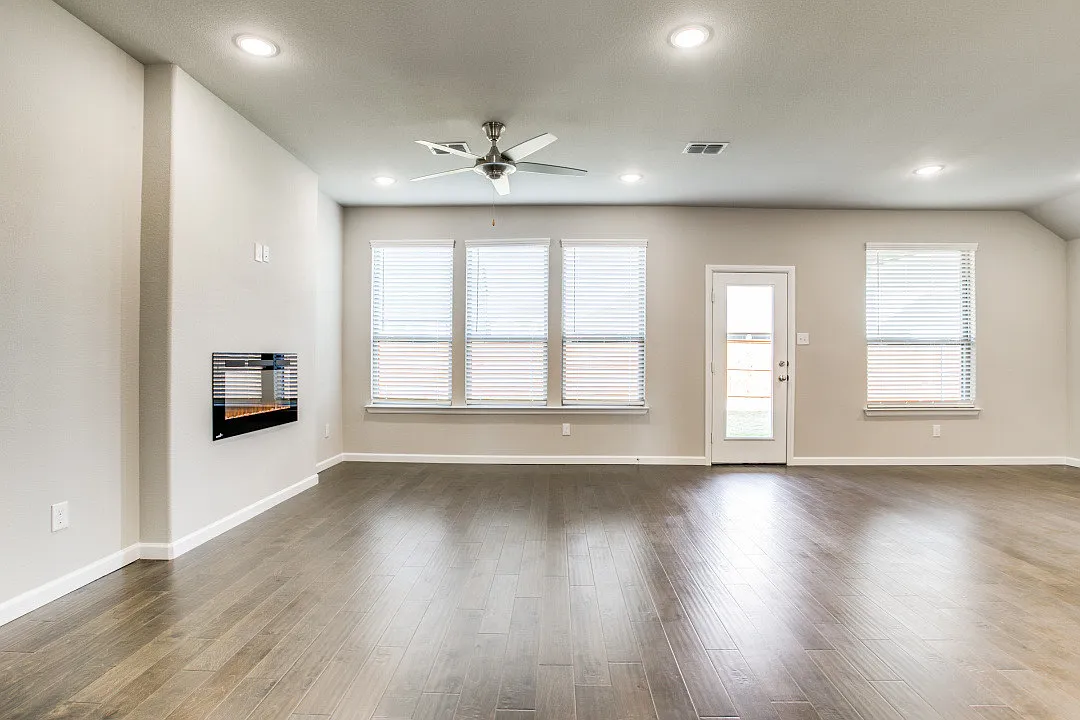 3 bed, 1427 sqft, $2,475 — Photo 4