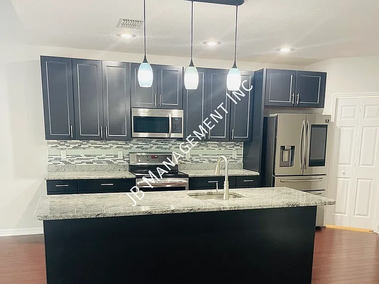 215 Washington Ave — Photo 3