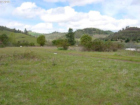 4th image of 4094 NE Diamond Lake Blvd