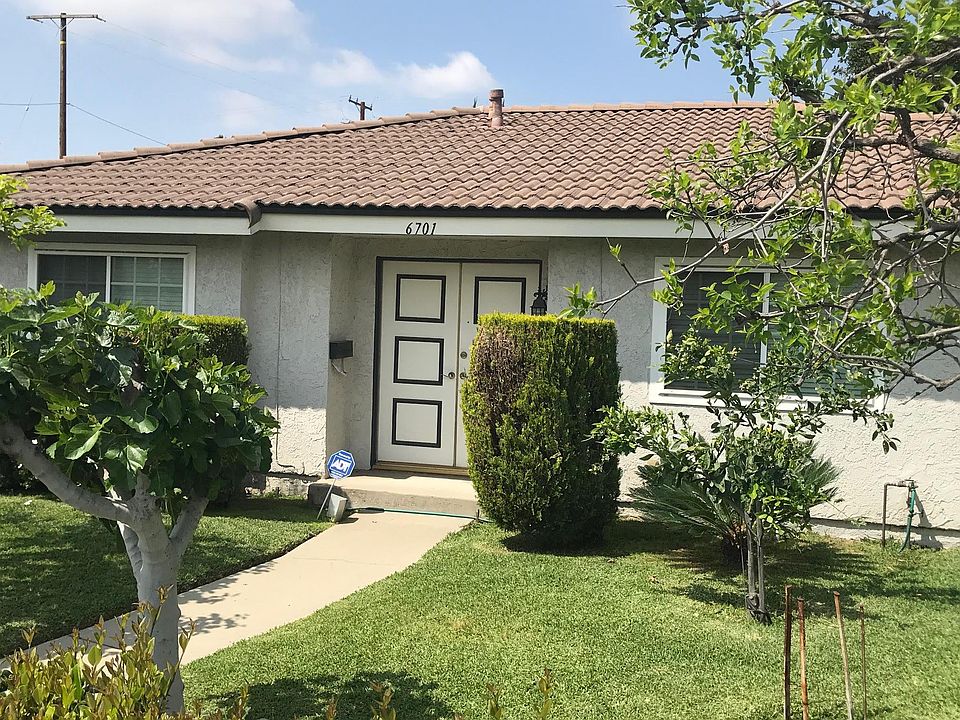 Beautiful exterior which is all gated and very private entra