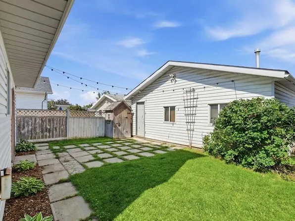 271 S Erin Meadow Close SE, Calgary, AB T2B 3E4