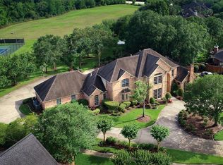 2204 S Century Ct, Friendswood, TX 77546
