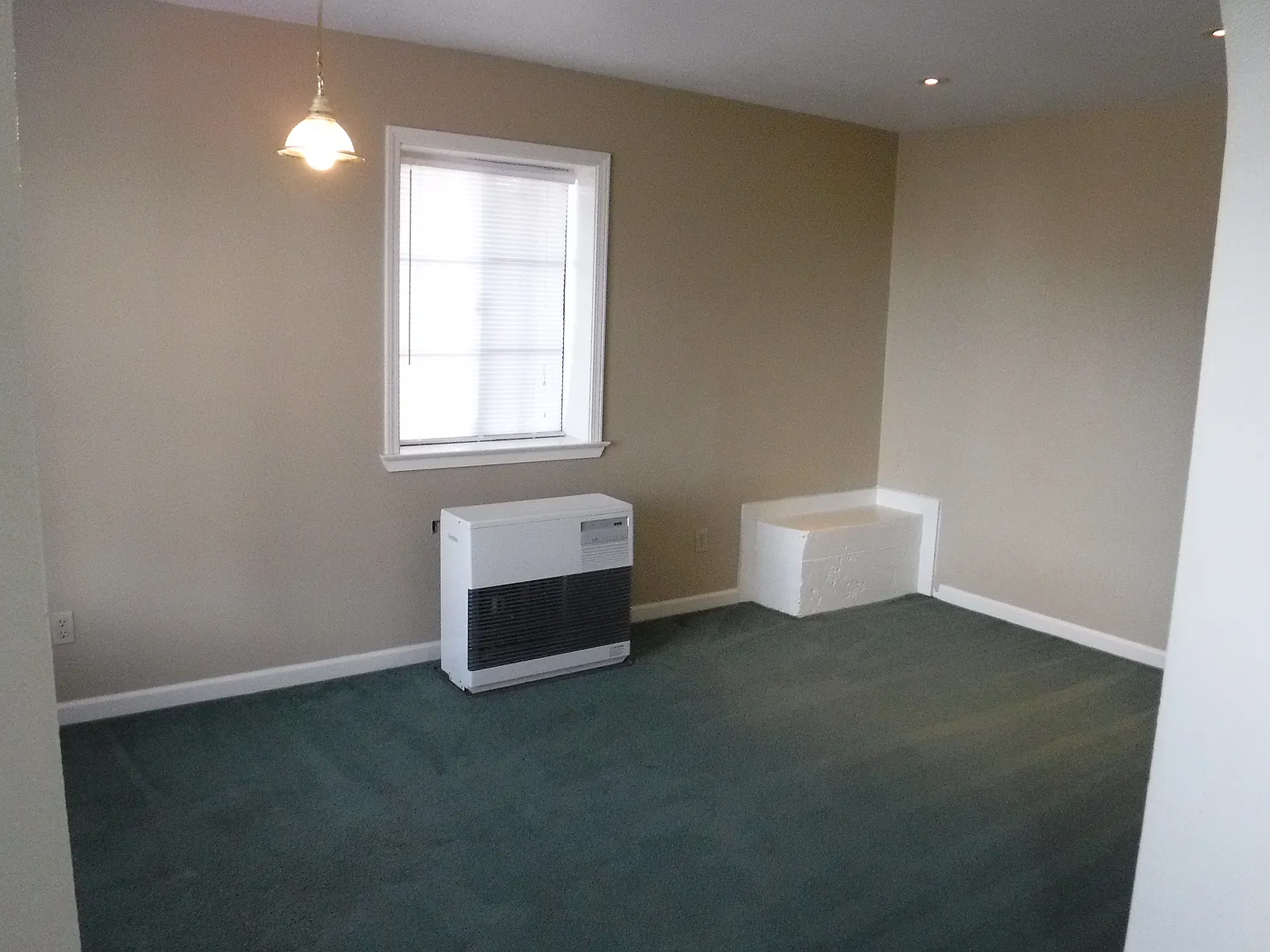 3 bed, 2366 sqft, $2,200 — Photo 3
