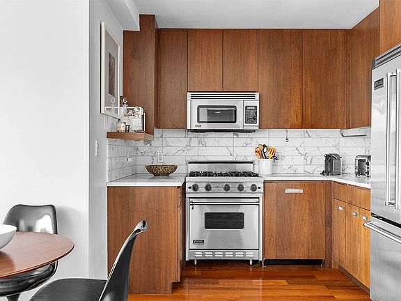 4th image of 310 E Houston St APT 6B