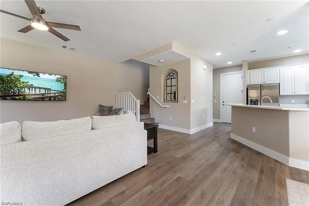 4 bed, 2.5 bath, 2026 sqft, $8,000 — Photo 2