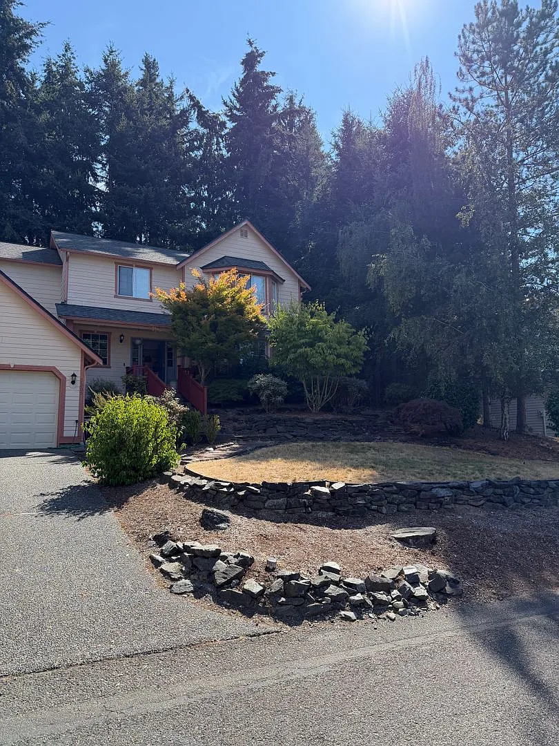 Spacious 4-Bedroom Gig Harbor Home with Private Yard & 2-Car Garage — Photo 2