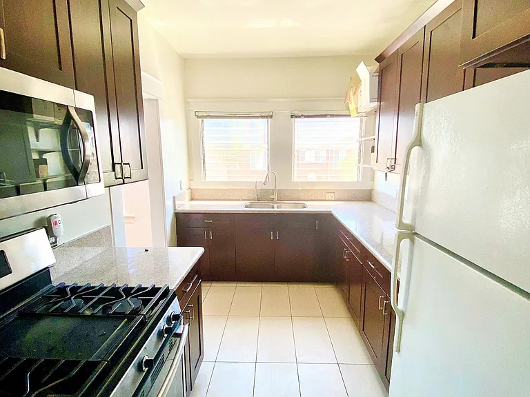 361 S Berendo St — Photo 4