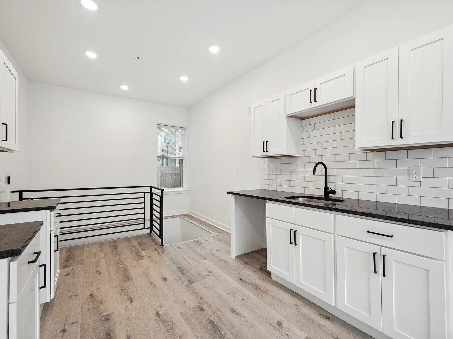 2 bed, 878 sqft, $1,400 — Photo 2